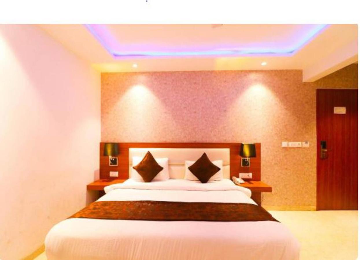 Wowstops-Clark Near Delhi Airport Hotel New Delhi Bagian luar foto