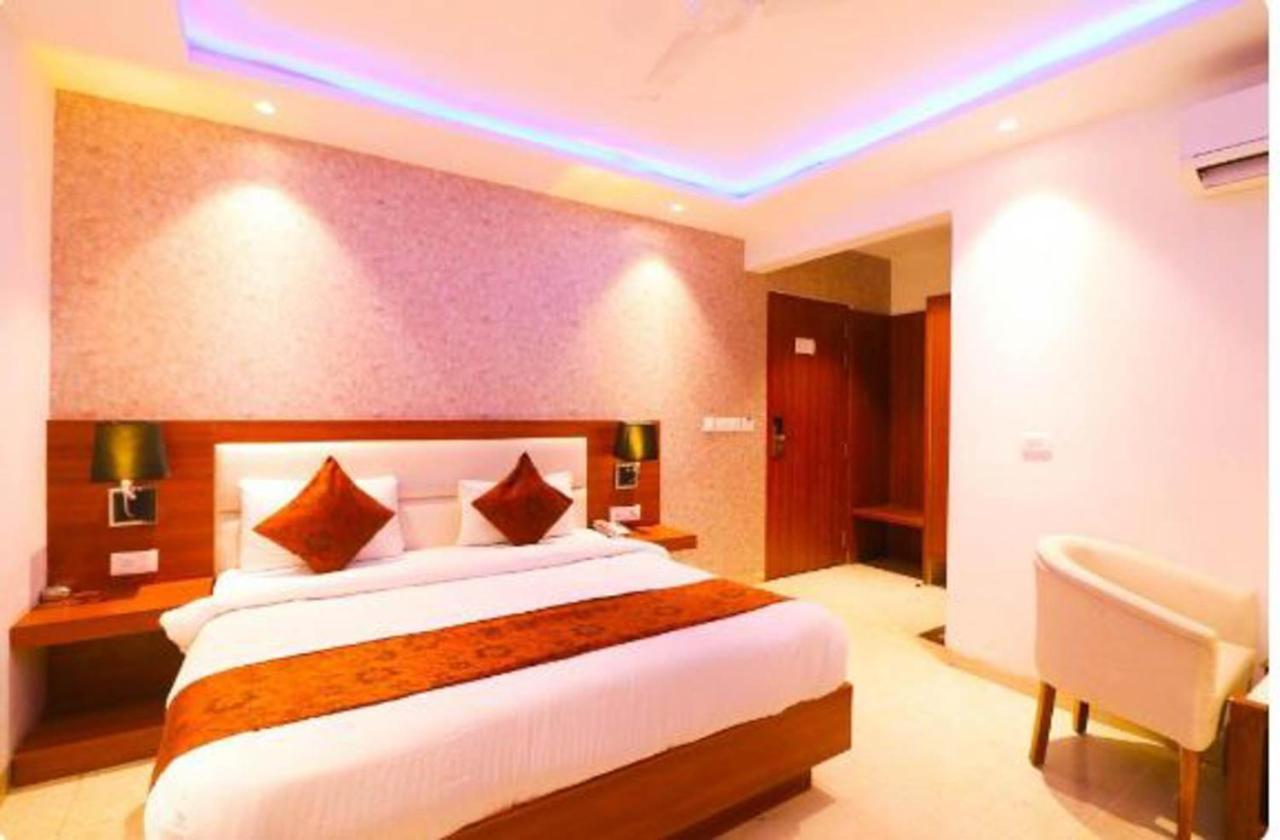 Wowstops-Clark Near Delhi Airport Hotel New Delhi Bagian luar foto