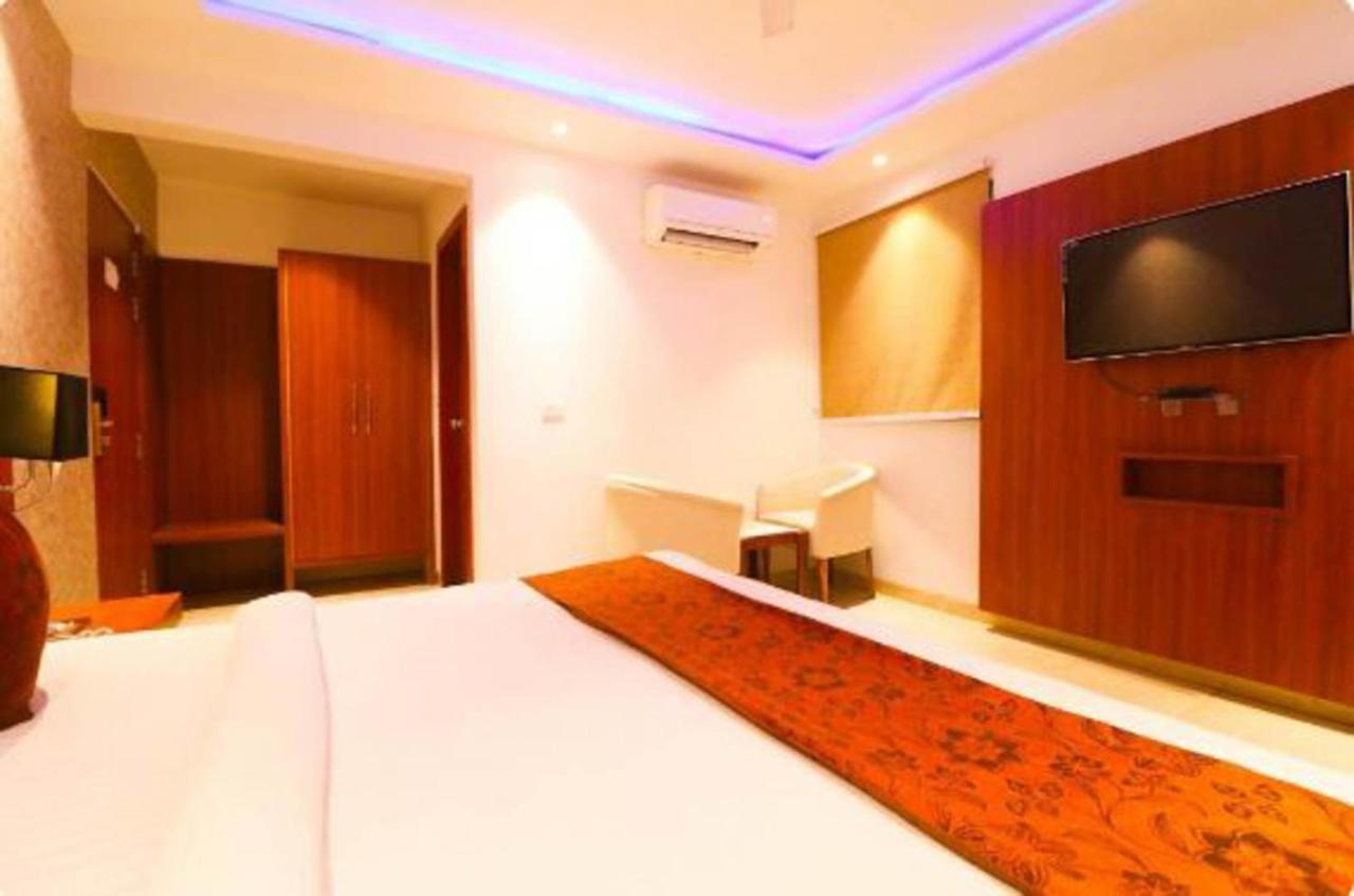 Wowstops-Clark Near Delhi Airport Hotel New Delhi Bagian luar foto